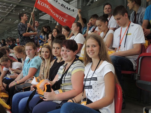 Bielsko-żywiecka ekipa na trybunach stadionu podczas katechezy