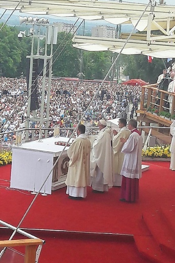 Kapłani warmińscy na Mszy św. z papieżem Franciszkiem.