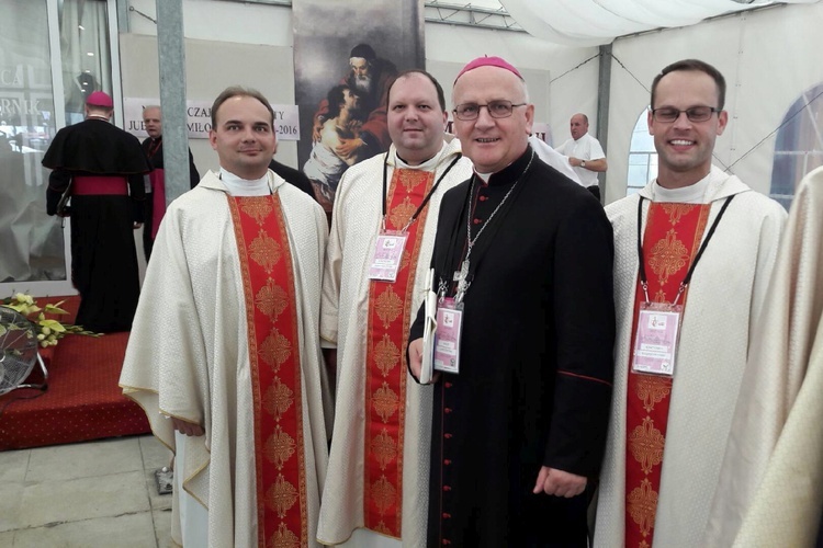 Kapłani warmińscy na Mszy św. z papieżem Franciszkiem.