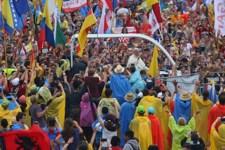 Młodzi tłumnie zgromadzeni na Błoniach