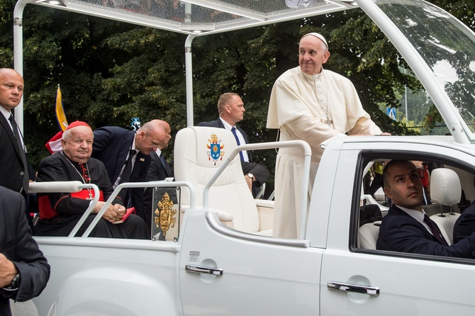 Ze świętymi i Franciszkiem na Błoniach