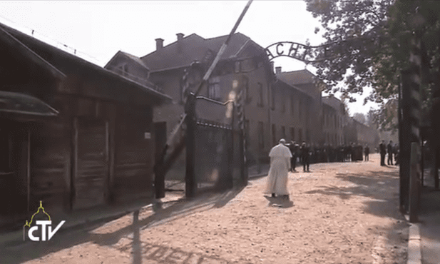 Papież w byłym obozie Auschwitz-Birkenau
