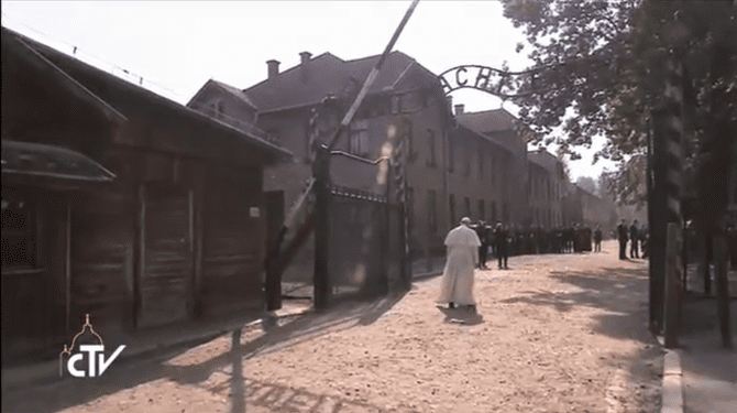 Papież w byłym obozie Auschwitz-Birkenau