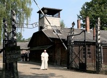 Papież przeszedł przez bramę "Arbeit Macht Frei"