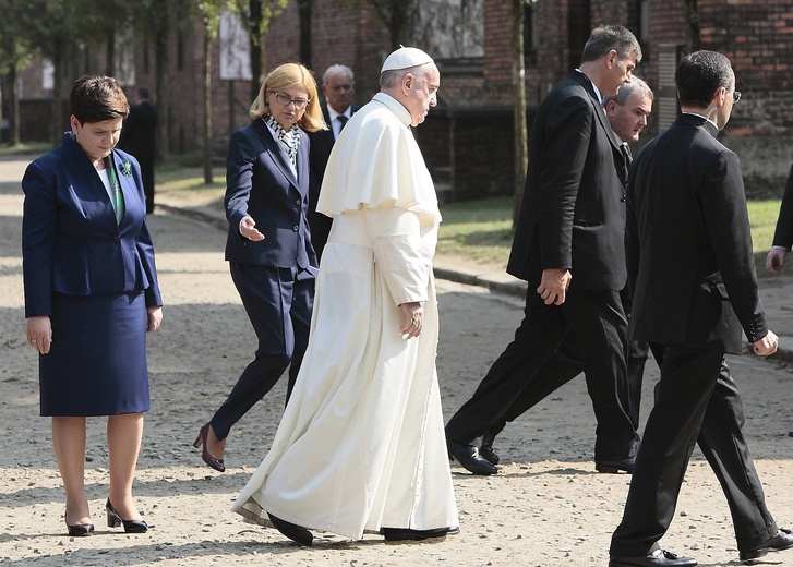 Papież w Auschwitz. Poruszające zdjęcia