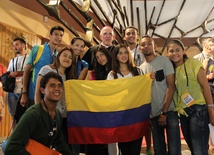Młodzież z Kolumbii po wysłuchaniu katechezy metropolity Madrytu, abp. Carlosa Osoro
