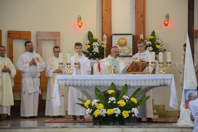 Bp Rudolf Pierskała z katechezą w Płazie