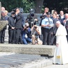 Papież Franciszek w skupieniu i ciszy zatrzymywał się nad kolejnymi tablicami ofiar obozu