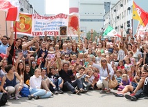 Wspólne zdjęcie włoskich i polskich ewangelizatorów z mieszkańcami