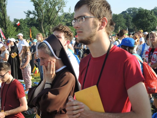 Powaga i skupienie na twarzach pielgrzymów w czasie Drogi Krzyżowej