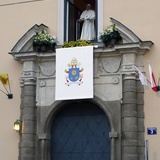 Pod papieskim oknem