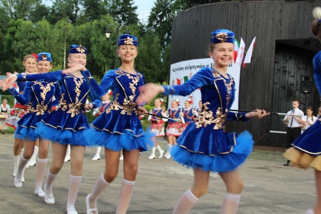 Kard. Kazimierz Nycz z włoskimi pielgrzymami ŚDM w Starej Wsi