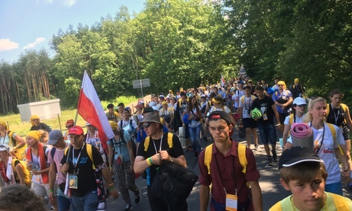 Radomscy uczestnicy ŚDM w drodze z bazy w Pobiedniku Wielkim na Campus Misericordiae w Brzegach
