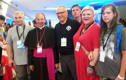 Abp. William E. Lori, najwyższy kapelan i Rycerze Kolumba: ks. Wiesław Lenartowicz i Andrzej Anasiak, delegat stanowy, z rodziną