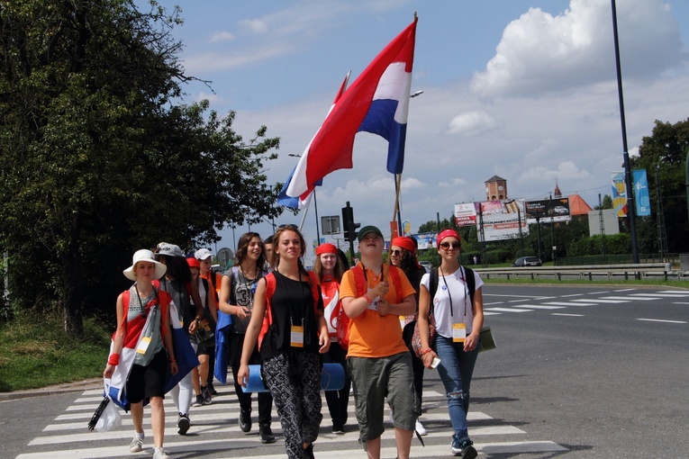 Pelgrzymi ŚDM idą na Brzegi