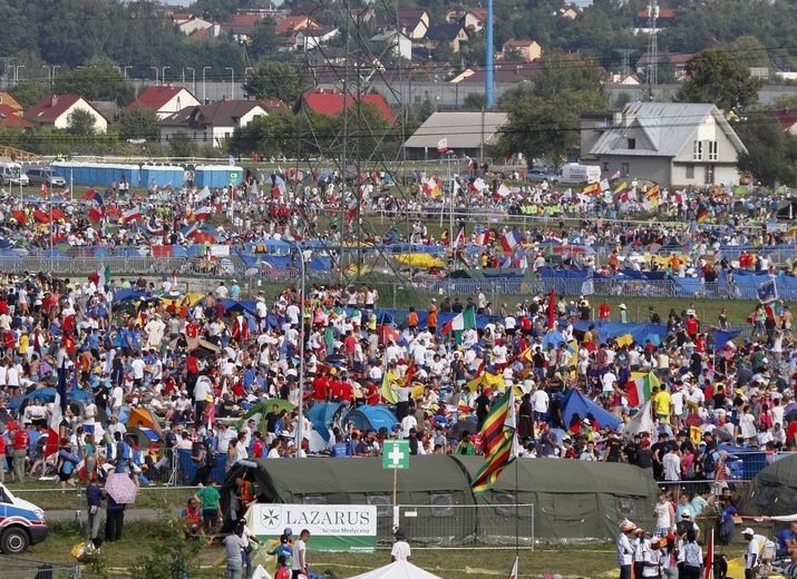 Tłum jak morze występujące z Brzegów