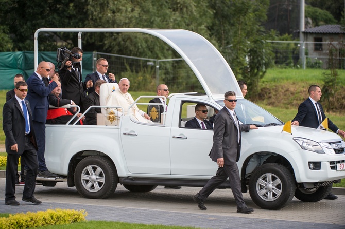 Papież jedzie na Mszę posłania