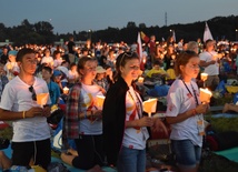Młodzież z diecezji łowickiej podczas wieczornego czuwania w Brzegach