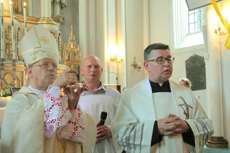 Bp Józef Zawitkowski z relikwiami św. Faustyny. Obok ks. Henryk Andrzejewski