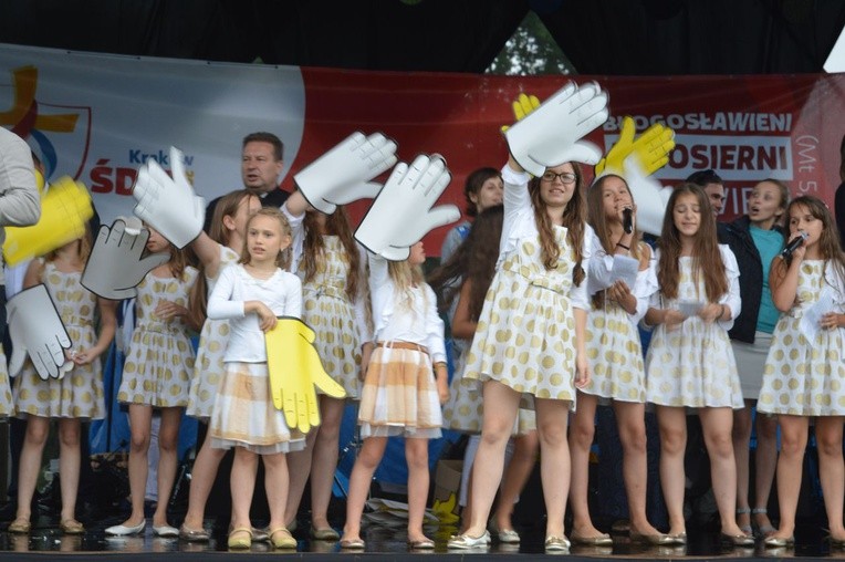 Deszczowe pożegnanie Franciszka w Balicach