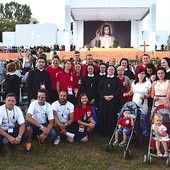 – Rozbudowana forma Drogi Krzyżowej wymagała sprawnego połączenia działań kilkuset osób – wyjaśnia ks. Steć. Na zdjęciu gdańska delegacja podczas próby przed nabożeństwem.