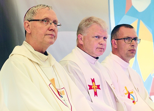 – Módlmy się o łaskę dobrego sumienia, byśmy nad nim chcieli choć trochę popracować każdego dnia – mówił bp Piotr Libera (pierwszy od lewej). Głosił on w tych dniach katechezy  do młodzieży w Kalwarii Zebrzydowskiej i Krakowie. 