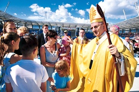 Abp Budzik zachęca do słuchania papieża Franciszka i otwarcia na obcych ludzi.
