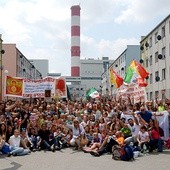 Neokatechumeni z Sycylii po ewangelizacji  na placach zaprosili do wspólnej fotografii mieszkańców Radomia, którzy przyszli słuchać ich katechezy.