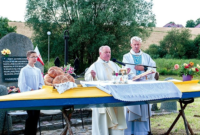Tak jak wówczas, gdy Mszę św. sprawował tu bp Wojtyła, za ołtarz posłużył kajak.