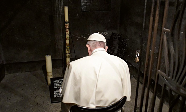 Franciszek w ciszy długo modlił się w celi śmierci św. Maksymiliana Kolbego.