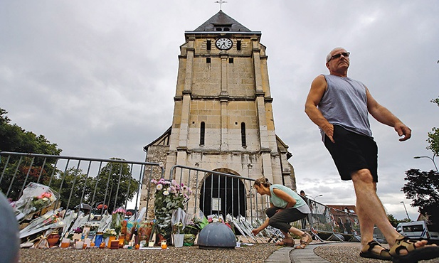 Saint-Étienne-du-
-Rouvray następnego dnia po tragedii tonął w kwiatach.
