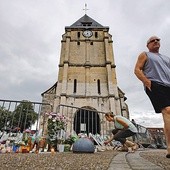 Saint-Étienne-du- -Rouvray następnego dnia po tragedii tonął w kwiatach.