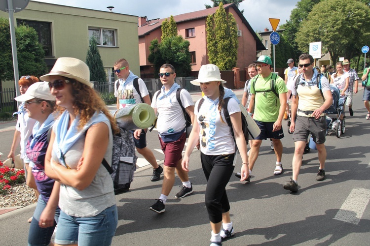 71. Pielgrzymka Rybnicka - dzień pierwszy - wymarsz grup 3-8