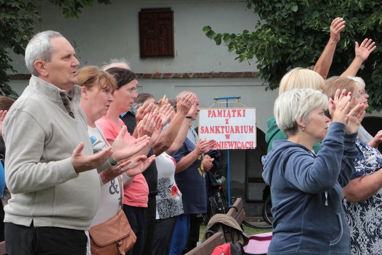 Msza św. za ojczyznę i Apel Poległych w Miedniewicach