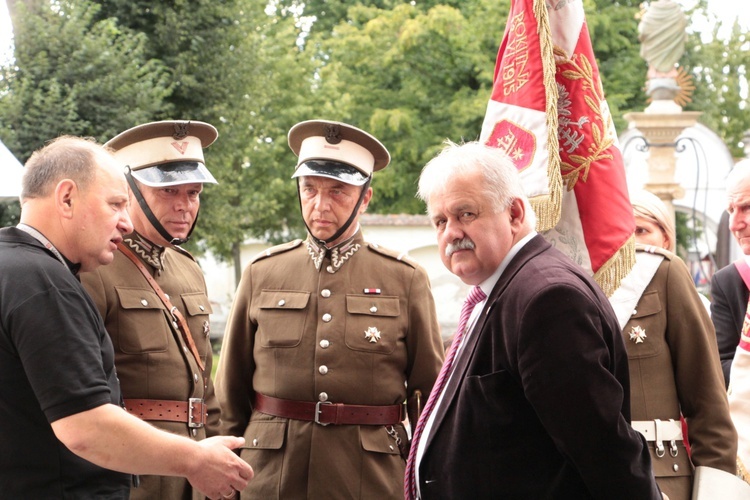 Msza św. za ojczyznę i Apel Poległych w Miedniewicach