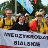 Pielgrzymi z Międzybrodzia Bialskiego w drodze na Campus Misericordiae