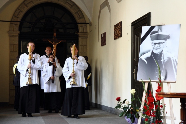 Uroczystości pogrzebowe kard. Macharskiego - kościół franciszkanów