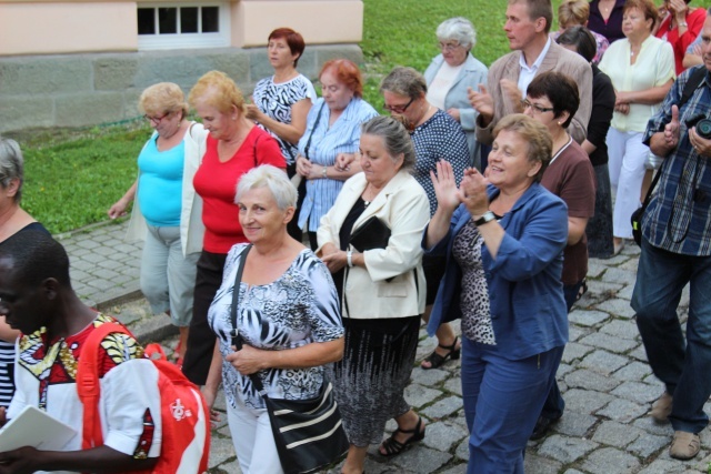 Pielgrzymi ŚDM z Afryki z bp. Kusym w Cieszynie