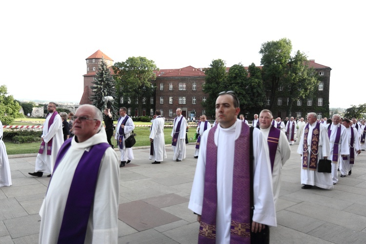 Kondukt żałobny kard. Macharskiego