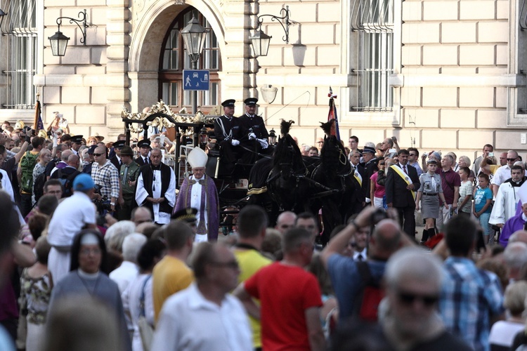 Kondukt żałobny kard. Macharskiego