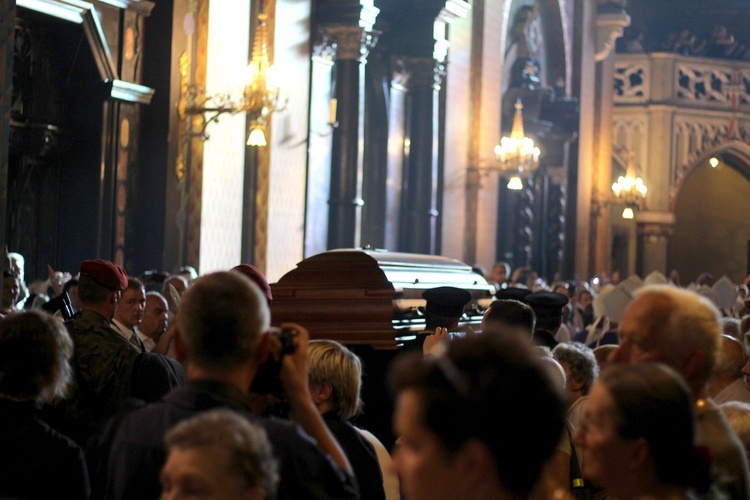 Msza św. pogrzebowa kard. Macharskiego u franciszkanów