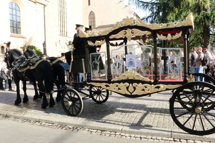 Kondukt żałobny kard. Macharskiego - 2 cz.