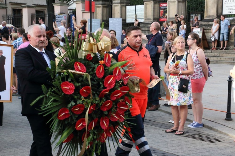 Kondukt żałobny kard. Macharskiego - 2 cz.