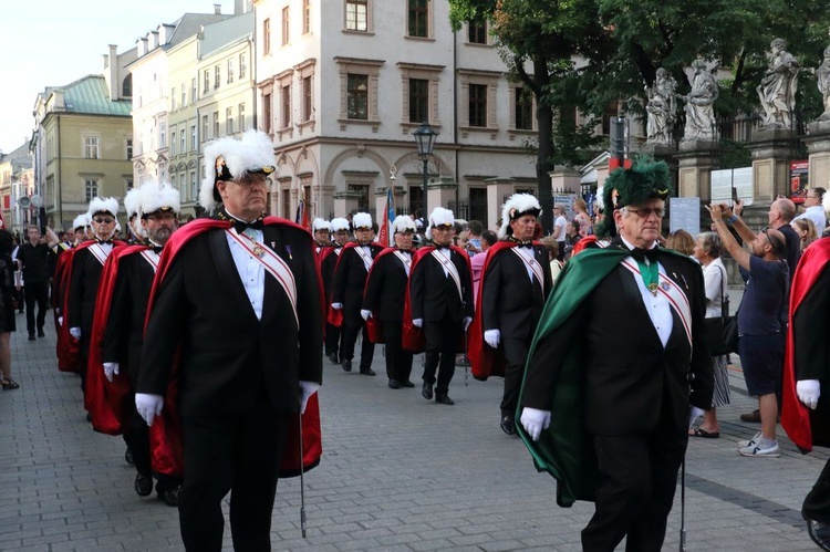 Kondukt żałobny kard. Macharskiego - 2 cz.