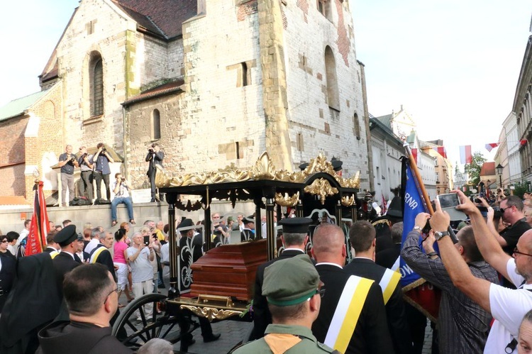 Kondukt żałobny kard. Macharskiego - 2 cz.