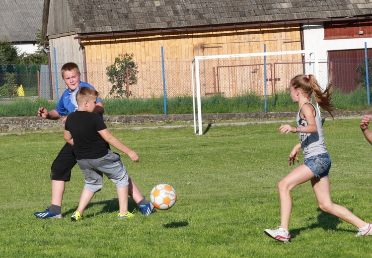 Dzieci ze Stróż na oazie w Zbludzy