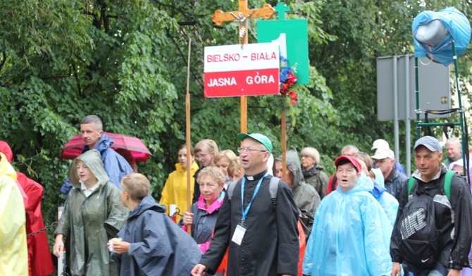 Pierwsze kroki bielsko-żywieckich pątników na 25. pieszej pielgrzymce