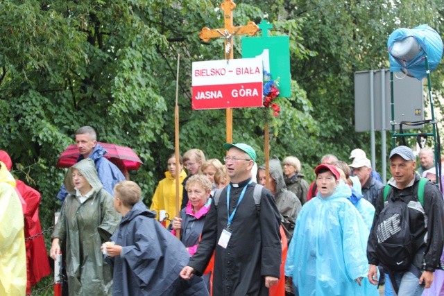 Pierwsze kroki bielsko-żywieckich pątników na 25. pieszej pielgrzymce