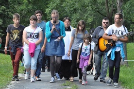 Młodzi z Kamionki Wielkiej animowali śpiew podczas modlitwy różańcowej 