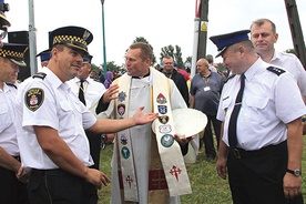 ▲	Ks. Gabriel Marciniak od przedstawicieli służb mundurowych otrzymał pamiątkową stułę.